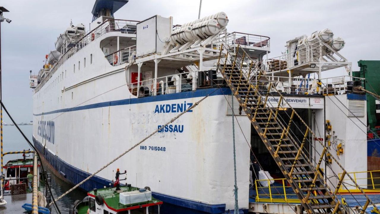 Kapal Akdeniz Roro, bagian dari Koalisi Freedom Flotilla, menunggu untuk berangkat dari Pelabuhan Tuzla, dekat Istanbul, Turki, pada 19 April 2024. Koalisi Freedom Frotilla siap untuk mengirimkan bantuan kemanusiaan ke Jalur Gaza melalui jalur laut yang b