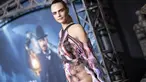 Aktris dan model asal Inggris Cara Delevingne berpose saat menghadiri pemutaran perdana film Amazon Original Series "Carnival Row" Los Angeles di teater Cina TCL di Hollywood (21/8/2019). Cara Delevingne tampil cantik dan memesona dengan gaun multi warna. (AFP Photo/Valerie Macon)