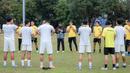 Pelatih dan pemain Timnas Indonesia U-22 berdoa saat menggelar sesi latihan jelang laga melawan Myanmar pada laga terakhir Grup C SEA Games 2025. (Bola.com/Bagaskara Lazuardi)