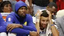 Pebasket Golden State Warriors, Stephen Curry dan Kevin Durant saat pertandingan melawan Miami Heat pada laga NBA di American Airlines Arena, Miami, Senin (4/12/2017). Warriors menang 123-95 atas Heat. (AP/Joe Skipper)