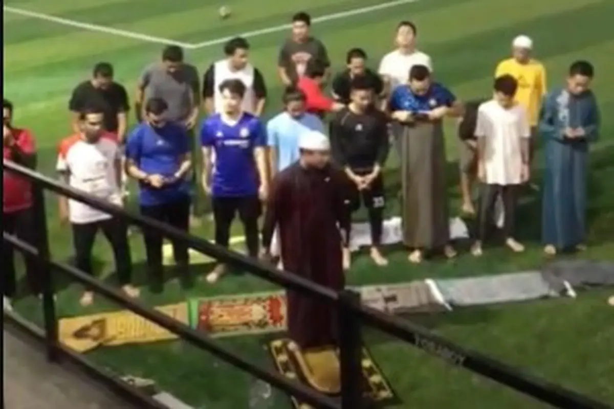 Teuku Wisnu salat berjamaah di lapangan sepak bola (https://www.instagram.com/p/CZavcoQlPPv/)