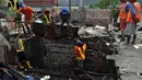 Puluhan bangunan liar tersebut dibongkar karena berdiri di lahan fasilitas sosial dan fasilitas umum, Jakarta, Selasa (19/8/14). (Liputan6.com/Miftahul Hayat)