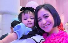 Potret Caca Tengker Gendong Baby Lily, Sebut Si Kecil Paling Bikin Hati Meleleh yang Membawa Kebahagiaan