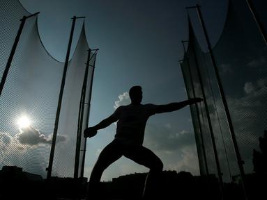 Atlet Rusia, Aleksand Dobrenkiy, beraksi di nomor lempar cakram dalam Russian Olympians Cup di Brothers Znamensky Olympic Centre, Moskow, Rusia, (28/7/2016). (AFP/Maxim Shemetov)