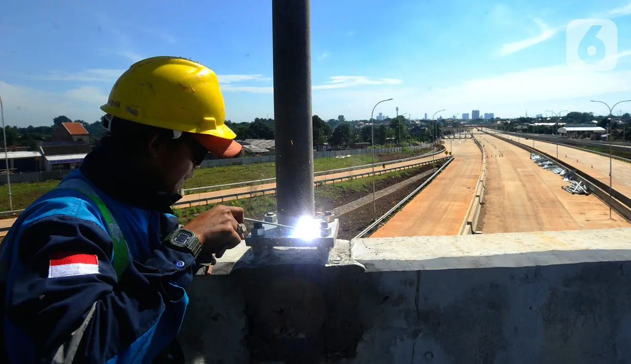 Pekerja menyelesaikan pembangunan proyek Jalan Tol Cinere - Jagorawi (Cijago) Seksi 3A (Kukusan - Cinere) di kawasan Krukut, Depok, Jawa Barat, Selasa (29/11/2022). Jalan Tol Cinere-Jagorawi (Cijago) Seksi 3 Kukusan-Cinere sepanjang 5,44 km secara keseluruhan akan tuntas Januari tahun 2023 mendatang. (merdeka.com/Arie Basuki)