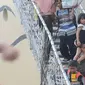Angota Pramuka membantu seorang anak turun dari KM Labobar di Pelabuhan Tanjung Perak, Surabaya, Jawa Timur, Jumat (31/5/2019). Pelindo III memprediksi puncak mudik angkutan laut Lebaran 2019 yang masuk ke Jawa Timur akan terjadi pada H-3 atau Minggu, 2 Juni. (merdeka.com/Dwi Narwoko)