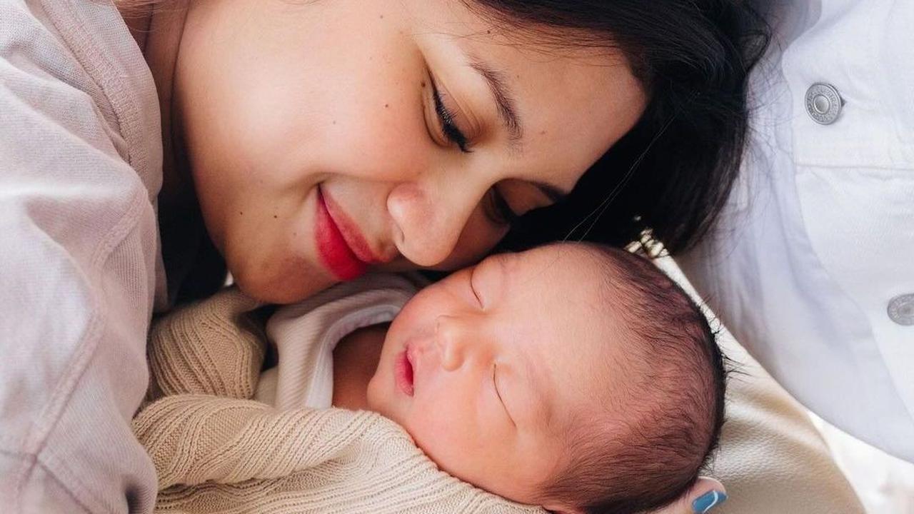 Indah Permatasari Akhirnya Perlihatkan Wajah Sang Buah Hati di Momen Ulang Tahunnya, Netizen 'Masyaallah Lucu Banget