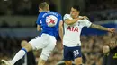 Pemain Everton, Vitaliy Mykolenko, duel udara dengan pemain Tottenham Hotspur, Pedro Porro, pada laga Liga Inggris di Stadion Goodison Park, Selasa (4/4/2023). Kedua tim bermain imbang 1-1. (AP Photo/Jon Super)