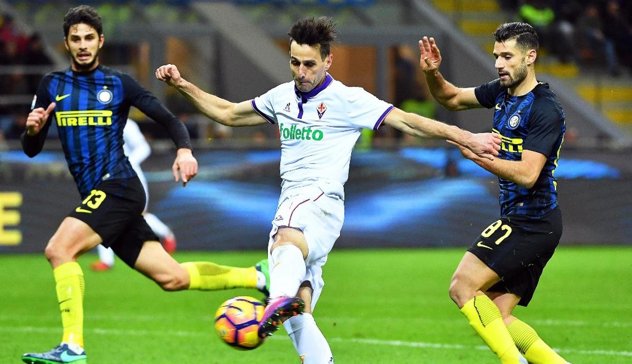 Gawang Inter Milan saat dibobol oleh pemain Fiorentina, Nikola Kalinic, pada laga pekan ke-14 Serie A di Giuseppe Meazza, Senin (28/11/2016). (EPA/Daniel Dal Zennaro)