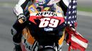 Nicky Hayden saat merayakan keberhasilan meraih gelar Juara Dunia MotoGP bersama Honda di Valencia, Spanyol, (29/10/2006). Nicky meninggal akibat kecelakaan sepeda di Italia. (AP/Bernat Armangue, File)