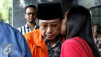 Kerabat mencium pipi mantan Sekjen Kementerian ESDM, Wayono Karno usai sidang lanjutan di Pengadilan Tipikor, Jakarta, Rabu (26/8/2015). Waryono dituntut 9 tahun penjara dan denda sebesar Rp200 juta subsidair 6 bulan kurungan. (Liputan6.com/Yoppy Renato)