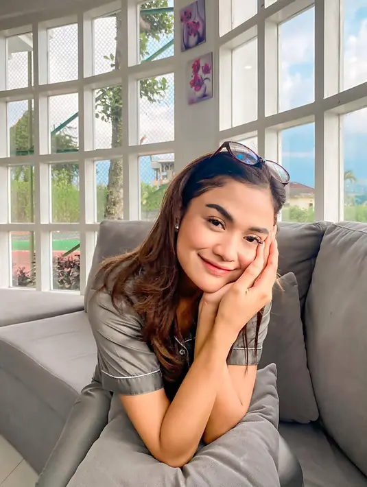 Wanita kelahiran Makassar ini selalu tampil menawan meski dalam berbagai suasana. Baik saat berolahraga, panas-panasan di pantai, pesona kecantikannya selalu terpancar sempurna. Tidak jarang para selebriti pun turut memuji penampilannya meski sedang tampil sederhana dengan busana kasual. (Liputan6.com/IG/@andiannsyah)