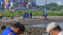 Petugas polisi melakukan aksi bersih-bersih di Pantai Cipta Semarang, Kamis (21/2). Aksi ini merupakan bagian dari Hari Peduli Sampah Nasional dan mengumpulkan sampah hingga dua truk. (Liputan6.com/Gholib)