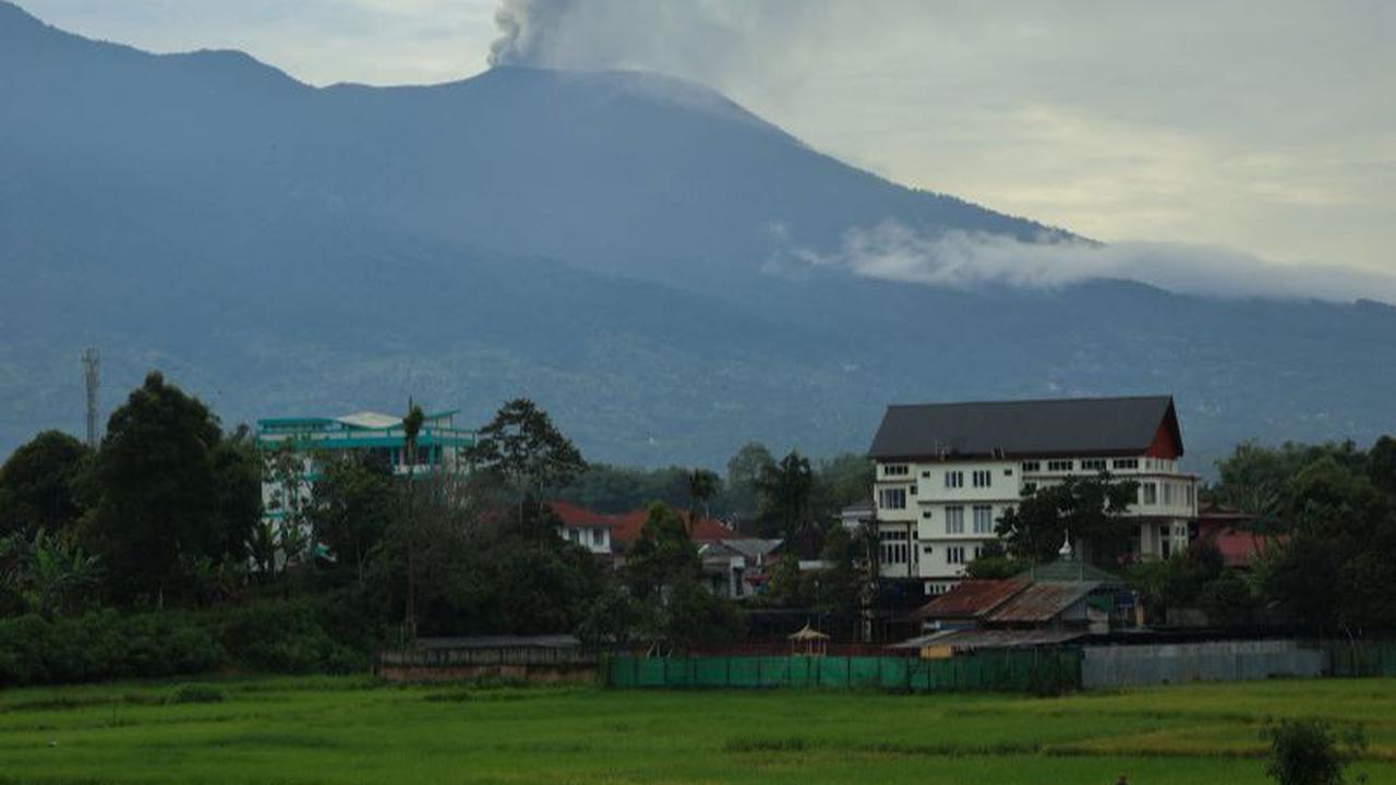 Namun material erupsi yang jatuh dan sudah terendapkan di bagian puncak dan lereng Gunung Marapi selama ini masih menyimpan bahaya.<br>