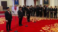 Presiden Jokowi melantik tiga kepala badan di Istana Negara, Jakarta, Senin 919/8/2024). (Liputan6.com/ Muhammad Radityo Priyasmoro)