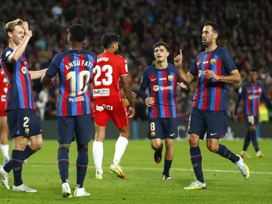 Gelandang Barcelona, Frenkie de Jong (kiri) berselebrasi dengan rekan setimnya usai mencetak gol ke gawang Almeria selama pertandingan lanjutan La Liga Spanyol di stadion Camp Nou di Barcelona, Spanyol, Minggu (6/11/2022). Barcelona menang atas Almeria dengan skor 2-0. (AP Photo/Joan Monfort)