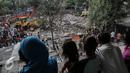 Petugas melakukan upaya penggusuran di kawasan Rawasari Selatan, Jakarta, Kamis (23/7/2015). Pemprov DKI Jakarta mengambil alih lahan seluas 1.300 meter persegi yang selama lima tahun dikuasai pihak swasta. (Liputan6.com/Faizal Fanani)