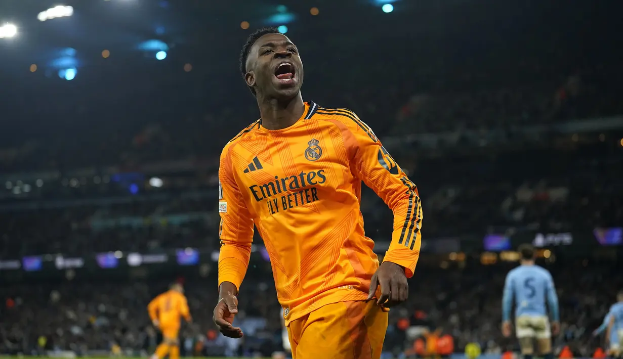 Pemain Real Madrid, Vinicius Junior merayakan gol yang dicetak oleh Brahim Diaz dalam laga leg 1 babak playoff Liga Champions 2024/2025 melawan Manchester City di Etihad Stadium, Manchester, Inggris, Rabu (12/02/2025) WIB. (AP Photo/Dave Thompson)