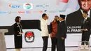 Capres nomor urut 01 Joko Widodo atau Jokowi (dua kiri) saling hormat dengan capres nomor urut 02 Prabowo Subianto (dua kanan) saat mengikuti debat keempat Pilpres 2019 di Hotel Shangri-La, Jakarta, Sabtu (30/3). (Liputan6.com/JohanTallo)