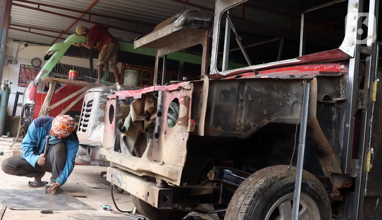 Pekerja menyelesaikan pembuatan odong-odong di Tangerang Selatan, Banten, Rabu (23/2/2022). Odong-odong yang dibuat dalam waktu sekitar satu bulan tersebut dijual dengan harga Rp 65 juta sampai Rp 100 juta, tergantung dari bahan pembuatan. (Liputan6.com/Angga Yuniar)