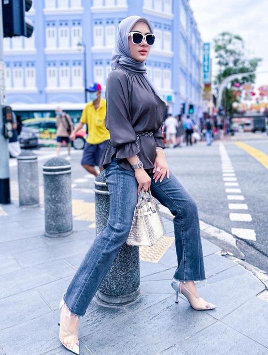 Berpose di hadapan kamera, Syahrini terlihat begitu cantik dalam balutan blouse warna gelap dengan aksen lengan kece. Ia juga memakai celana jeans panjang pamerkan kaki jenjangnya. (instagram.com/princessyahrini)