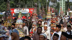Tradisi mengarak perahu dan pembagian hasil bumi yang telah dilakukan sejak tahun 1939. (merdeka.com/Arie Basuki)