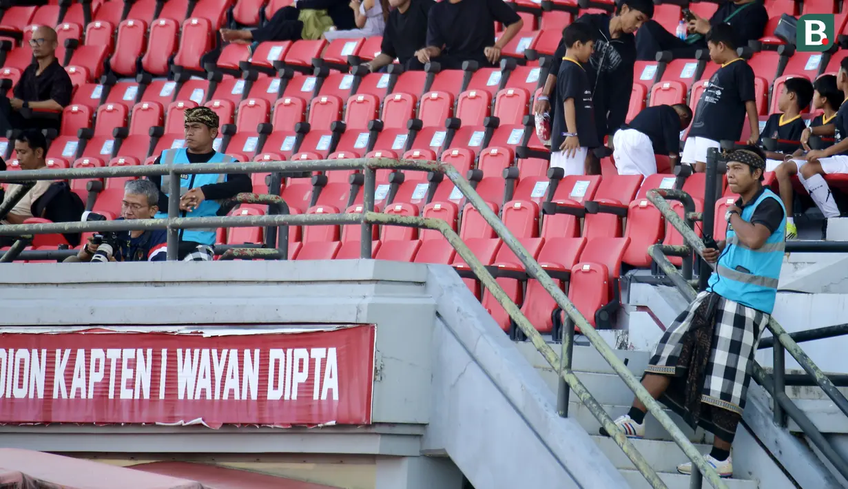 Petugas keamanan adat Bali yang dikenal sebagai Pecalang berjaga di area tribun VIP Stadion Kapten I Wayan Dipta, Gianyar, Bali, saat laga semifinal Piala Presiden 2026 antara Persib Bandung melawan Persija Jakarta, Selasa (4/8/2026). Kehadiran Pecalang turut membantu menjaga keamanan dan ketertiban selama pertandingan berlangsung. Persib menutup laga dengan kemenangan 2-1 untuk memastikan langkah ke partai final Piala Presiden 2026. (Bola.com/Alit Binawan)