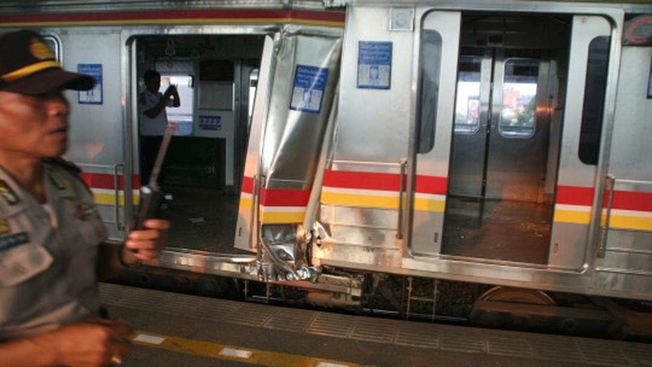 Proses evakuasi masinis terjepit kabin akibat tabrakan KRL di Juanda