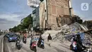 Kendaraan melintas di depan bangunan yang roboh di Jalan Kyai Caringing, Gambir, Jakarta, Kamis (3/9/2020). Tidak ada korban jiwa dalam robohnya bangunan empat lantai tersebut yang diketahui akibat kelalaian pekerja saat melakukan pembongkaran gedung. (merdeka.com/Iqbal Nugroho)