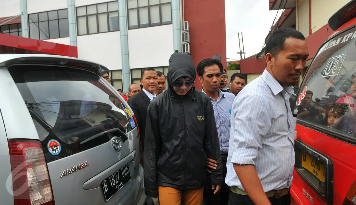 Pria berinisial AW yang mengaku korban pelecehan seksual yang dilakukan Saipul Jamil, saat akan meninggalkan RS Polri, Kramat Jati, Jakarta, Senin (29/2). AW baru saja selesai menjalani serangkaian proses visum. (Liputan6.com/Faisal R Syam)
