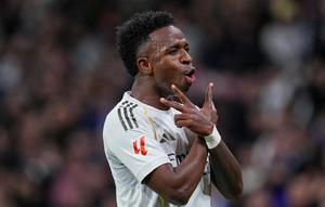 Gol-gol tuan rumah dicetak Gonzalo Garcia pada menit ke-5, Vinicius Junior menit ke-25 dan 48, serta Federico Valverde menit ke-31. Tim tamu sempat menyamakan kedudukan lewat penalti Mikel Oyarzabal pada menit ke-21. (AP Photo/Manu Fernandez)