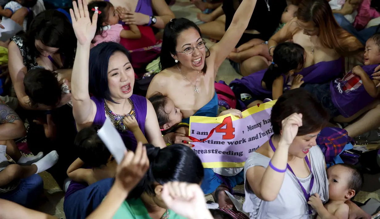 Para ibu menyanyikan slogan “Hakab Na” saat acara menyusui massal di kota Mandaluyong, Filipina, Sabtu (1/8/2015). Dalam rangka memperingati Hari ASI Sedunia, mereka menggelar kegiatan menyusui yang disebut "Hakab Na 2015".  (REUTERS/Erik De Castro)
