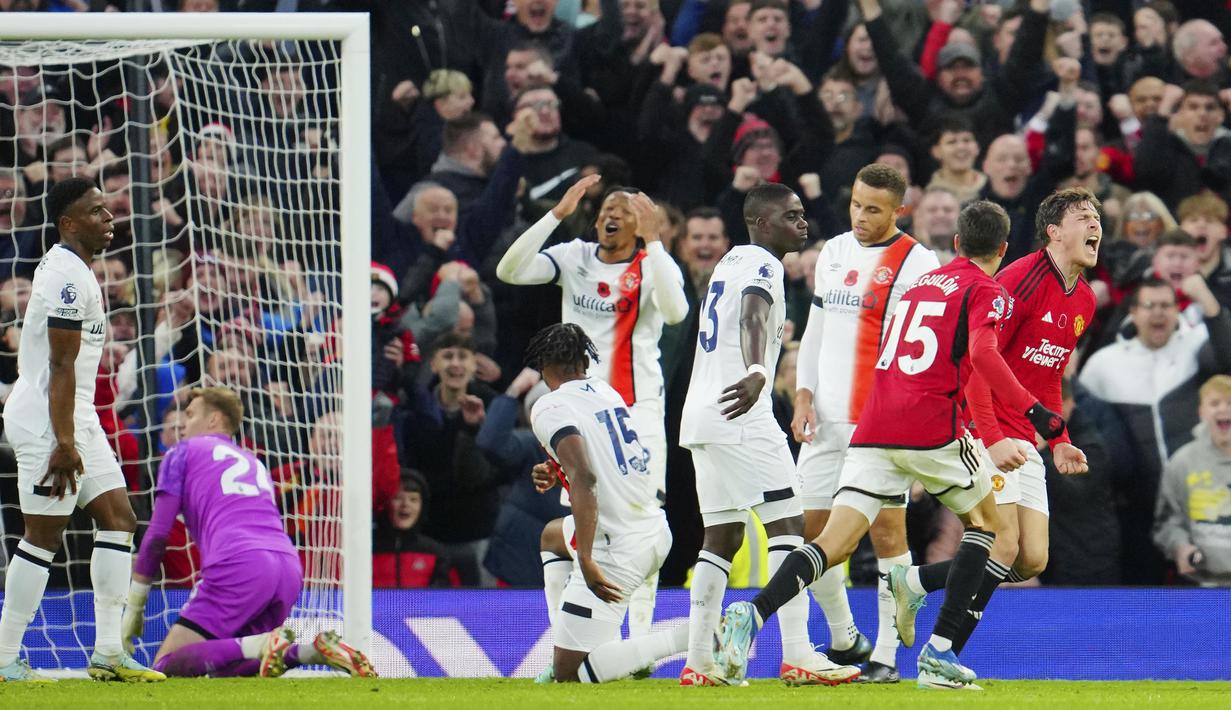 Pemain Manchester United, Victor Lindelof, melakukan selebrasi setelah mencetak gol ke gawang Luton Town pada pekan ke-12 Premier League 2023/2024 di Stadion Old Trafford, Sabtu, (11/11/2023). MU menang tipis dengan skor 1-0. (AP Photo/Jon Super)