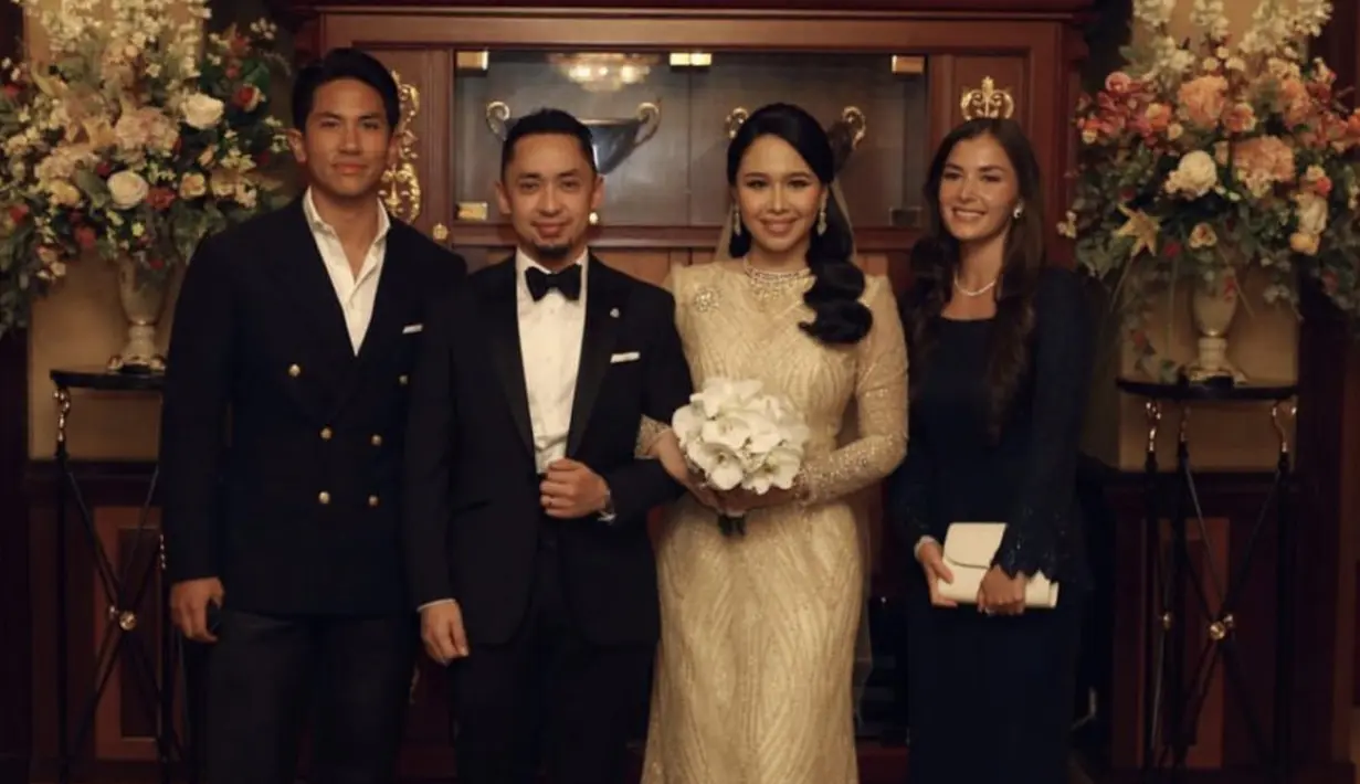 Ia juga tampak elegan dalam balutan dress hitam panjang yang terlihat menawan dengan kalung berlian. [Foto: Instagram/ Anis.Haikk]