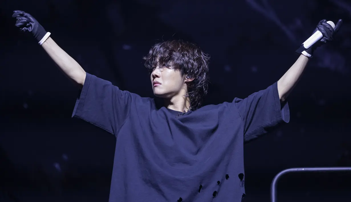 J-Hope saat mengajak penonton bernyanyi pada hari ke-4 Lollapalooza di Grant Park di Chicago, Illinois ( 31/7/2022). Ribuan penonton mungkin hadir langsung di panggung Lollapalooza di Chicago, sedangkan lebih dari 11 juta ARMY di seluruh dunia menonton penampilan j-hope. (Michael Hickey/Getty Images/AFP)