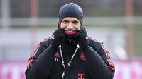 Pelatih Bayern Muchen, Thomas Tuchel saat latihan perdananya bersama tim yang berlangsung di Munchen, Jerman, Selasa (28/03/2023). Tuchel akan memulai laga debutnya bersama Die Roten saat melawan Borussia Dortmund di Liga Jerman pada Sabtu (01/04/2023). (AP Photo/Dpa/Sven Hoppe)