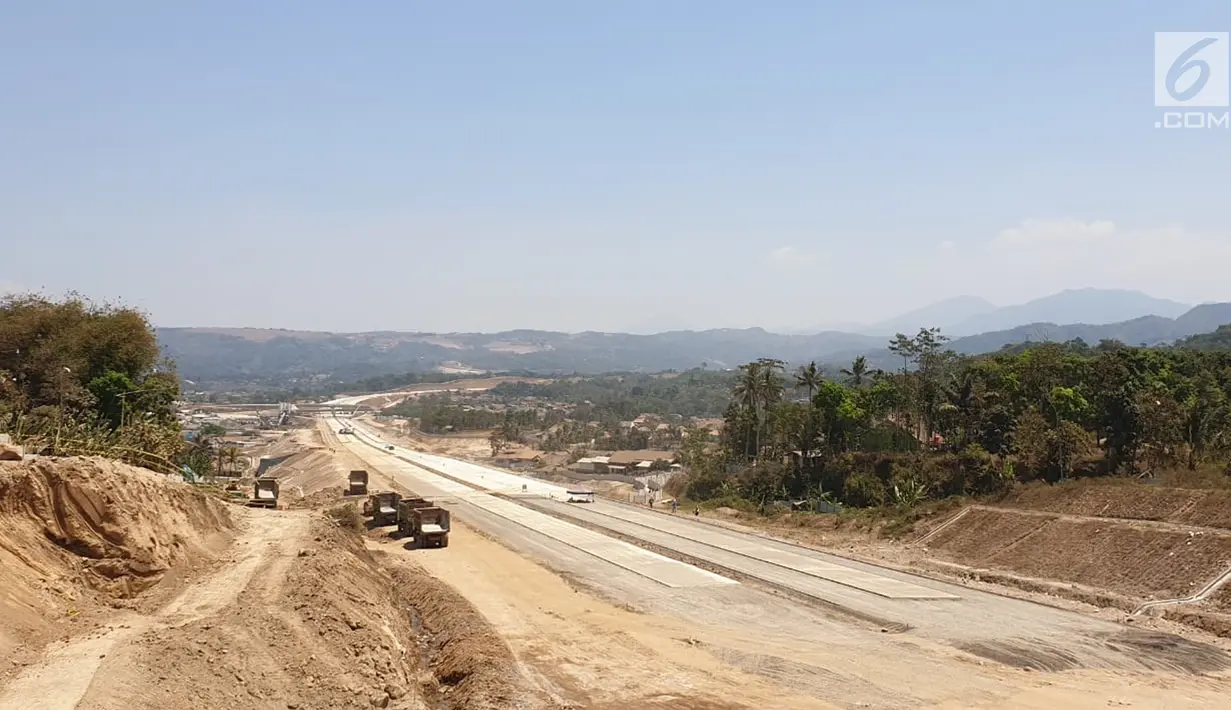 Pemandangan proyek Tol Cisumdawu, Sumedang, Jawa Barat, Kamis (5/9/2019). Tol yang menghubungkan Cileunyi-Sumedang-Dawuan ini ditargetkan akan dapat beroperasi pada akhir 2020. (Liputan6.com/Bawono Yadika)