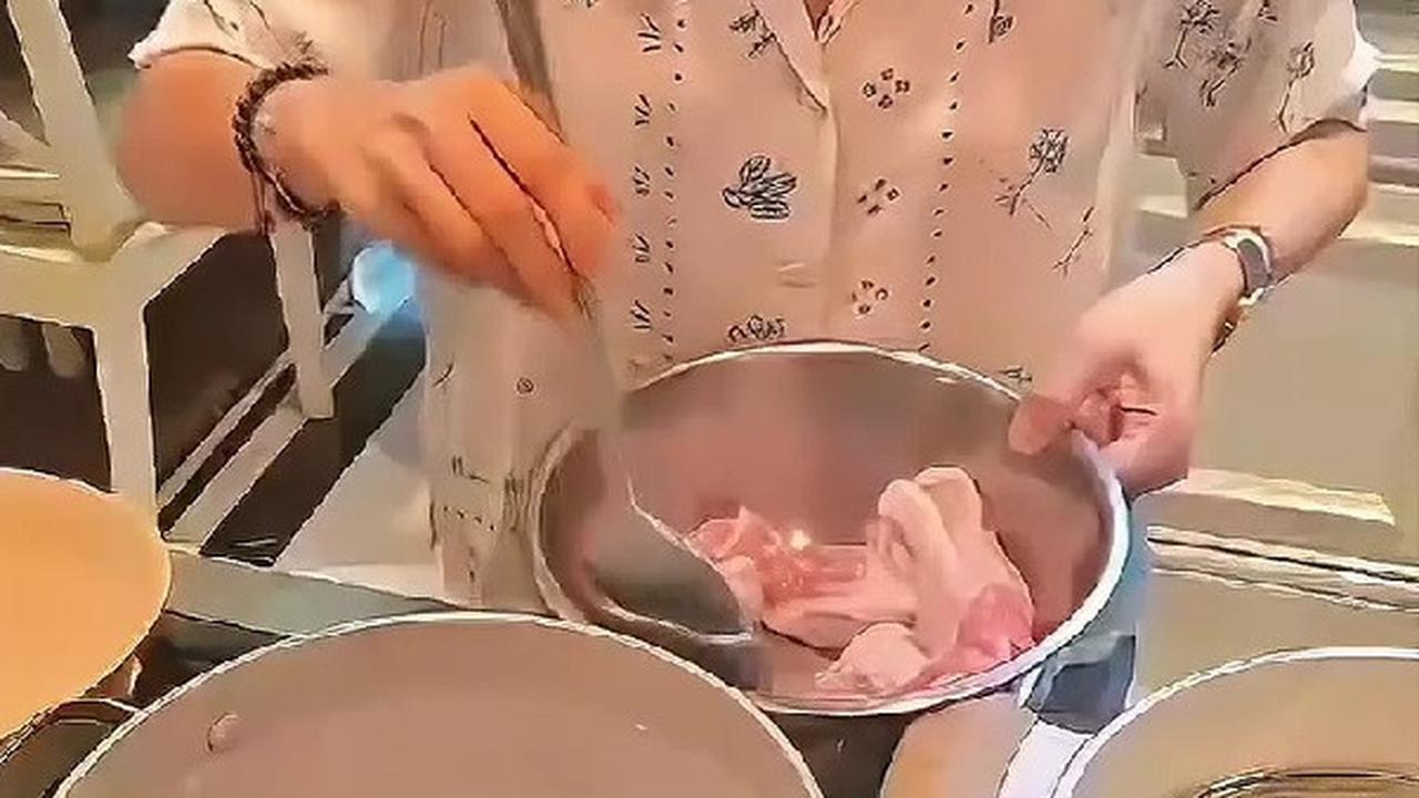 4 Potret Sederhana Dian Sastro Masak di Rumah, Penampilan Cantik Naturalnya Curi Perhatian