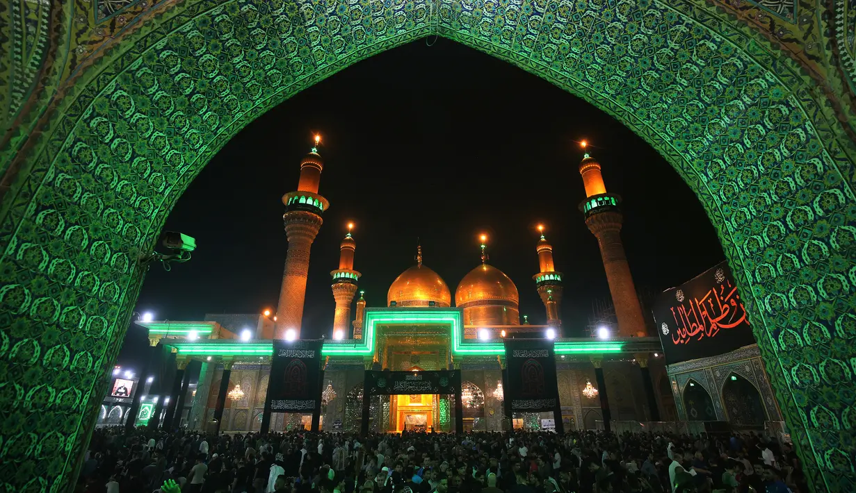 Umat Syiah Irak berdoa di masjid Imam Musa al-Kadzim di distrik utara ibukota Irak, Kadhimiya (11/4). Mereka berkumpul untuk memperingati wafatnya Imam Musa al-Kadzim. (AFP Photo/Ahmad al-Rubaye)