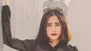 Tampil dengan rambut yang dipotong sebahu dengan ujung yang dibuat bergelombang membuat penampilan cewek yang berusia 22 tahun ini semakin memesona. Dalam caption instagramnya, ia menyebutkan bahwa ini merupakan gaya rambut favoritnya.(Liputan6.com/IG/@prillylatuconsina96)