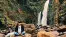 Melalui Instagramnya, Chand Kelvin kerap mengunggah potret dirinya saat berlibur. Chand tetap stylish meski latar belakangnya air terjun. (Liputan6.com/IG/@chand_kelvin)