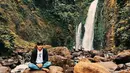 Melalui Instagramnya, Chand Kelvin kerap mengunggah potret dirinya saat berlibur. Chand tetap stylish meski latar belakangnya air terjun. (Liputan6.com/IG/@chand_kelvin)