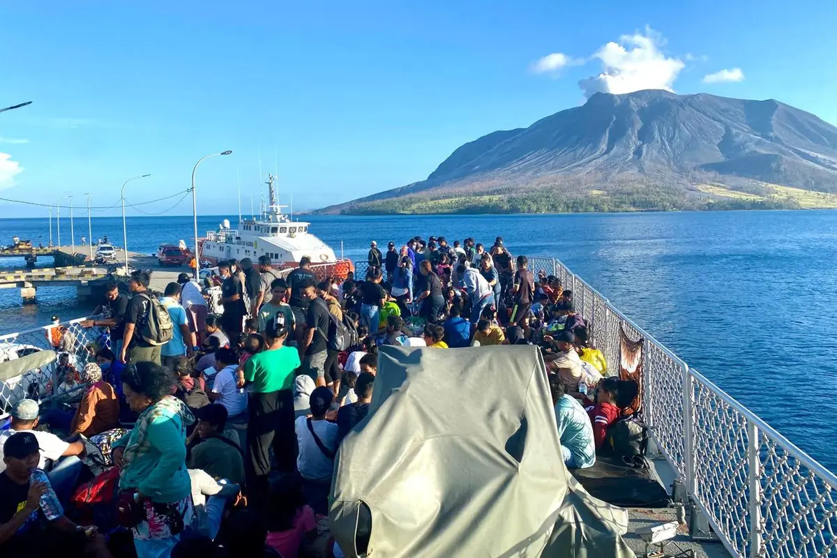 Para pengungsi akibat erupsi Gunung Ruang saat berada di Pelabuhan Tagulandang, Kabupaten Kepulauan Sitaro, Sulut.