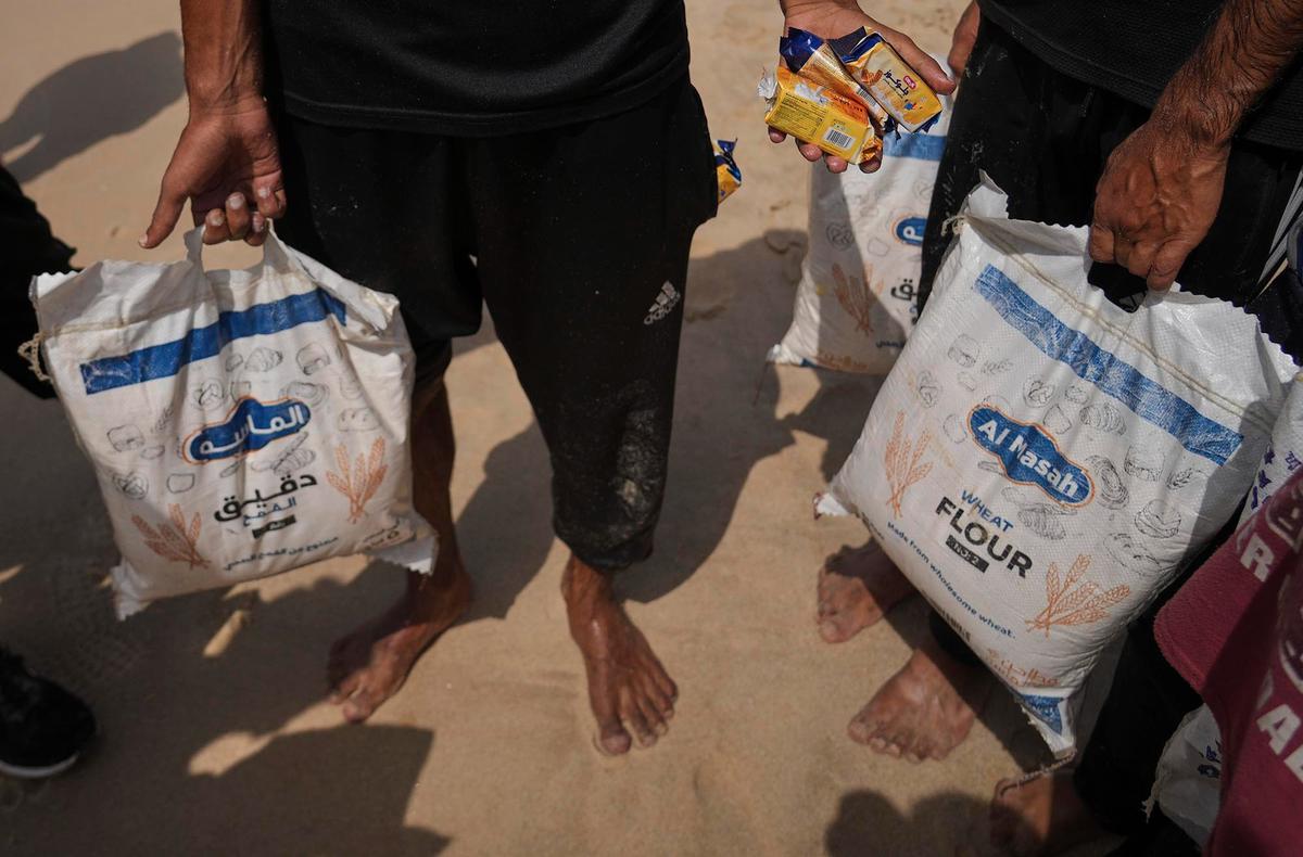 FOTO: Di Tengah Krisis, Warga Gaza Berebut Bantuan yang Tercebur ke Laut Mediterania
