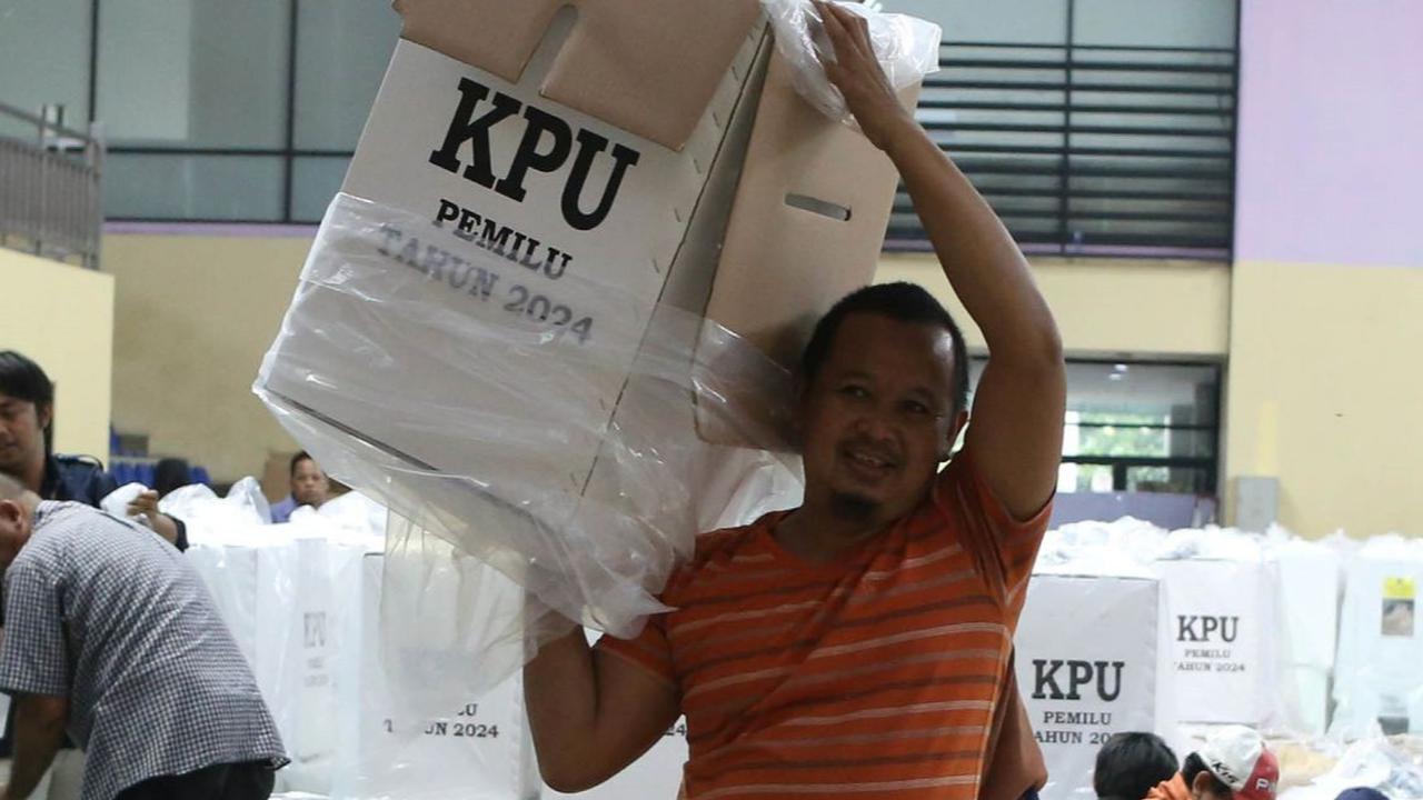 FOTO: Melihat Kesibukan GOR Cempaka Putih Mendistribusikan Logistik Pemilu 2024 Jelang Pencoblosan