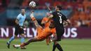 Penyerang timnas Belanda, Memphis Depay dan bek Austria, Aleksandar Dragovic berebut bola pada laga kedua Grup C Euro 2020 di Johan Cruijff Arena, Amsterdam, Jumat (18/6/2021) dini hari WIB. Tuan rumah Belanda berhasil mengalahkan Austria 2-0. (Dean Mouhtaropoulous/Pool via AP)