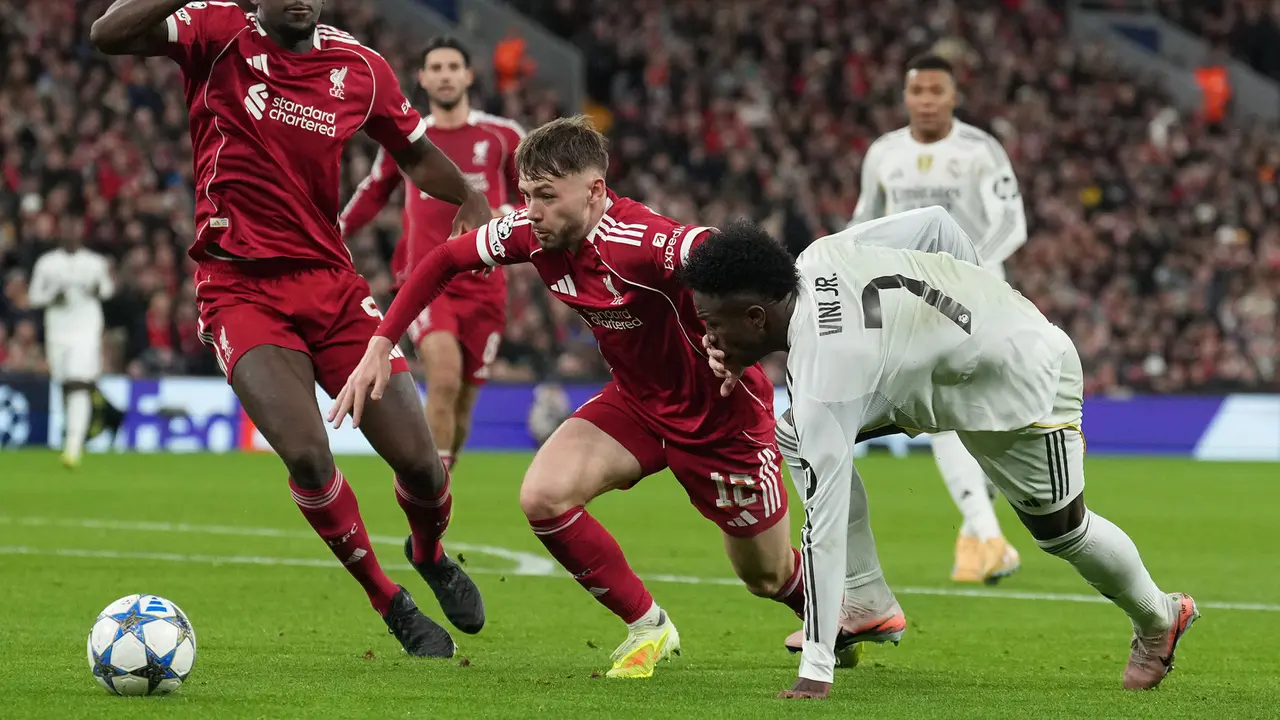 Foto: Aksi Tangguh Conor Bradley saat Bikin Vinicius Mati Kutu di Liga Champions