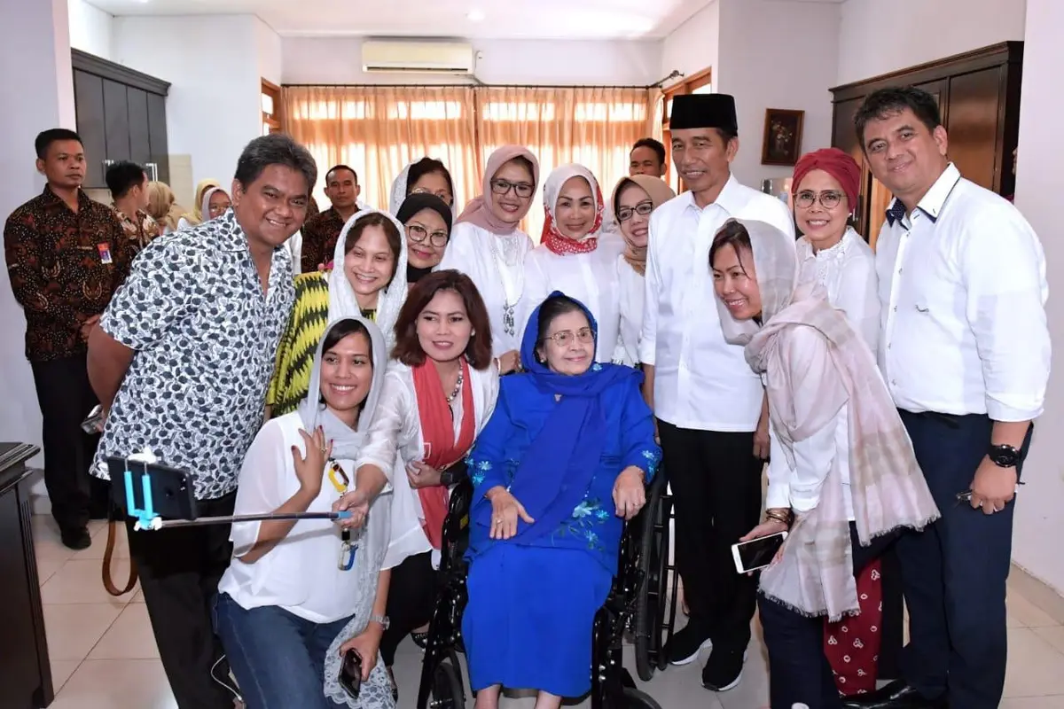 Istri Mantan Wakil Presiden RI ke-4, Umar Wirahadikusumah, Karlinah Djaja Atmadja (tengah-duduk)