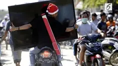 Pascagempa dan tsunami yang terjadi di Palu, Sulawesi Tengah, warga berebut kebutuhan pokok di salah satu mall.