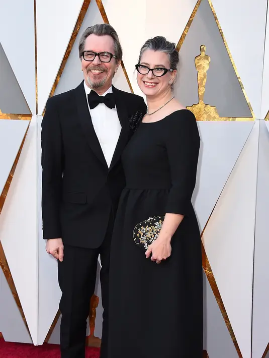 Gary Oldman dan Gisele Schmidt saat tiba dalam acara Oscar 2018 di Dolby Theater, Los Angeles, Amerika Serikat, Minggu (4/3). (Jordan Strauss/Invision AP)